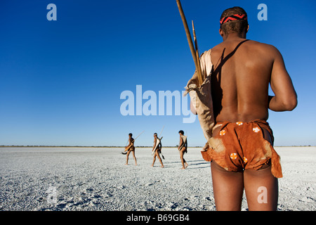 I Boscimani camminando sulle teglie di Makgadikgadi Botswana Foto Stock