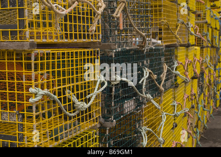 Aragosta bicchieri impilati sui docks vicino la zona commerciale di barche da pesca a Newport, Rhode Island Foto Stock