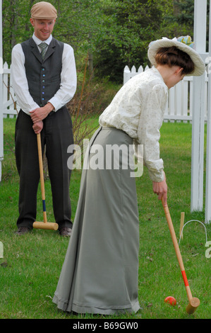 Giovane vestito in costume di giocare una partita di croquet Fort Edmonton Park Alberta Canada Foto Stock