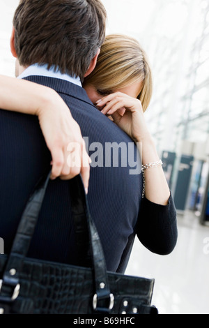 Matura in aeroporto che abbraccia ogni altro Foto Stock