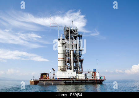 KP-1 il raccolto di metano Rig Floating sulle acque del lago Kivu Ruanda Foto Stock