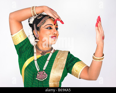 Bharathanatyam femmina ballerino del Tamil Nadu in India del Sud Foto Stock