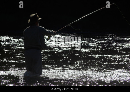 Un pescatore di salmoni in azione Foto Stock