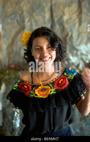 Messico Chiapas San Cristobal de las Casas, giovane donna sorridente Foto Stock