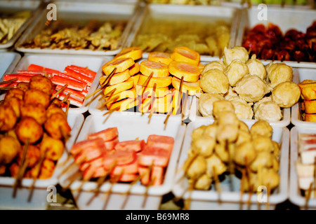 Un assortimento di cibo su spiedini in stallo del mercato, Nanjing, provincia dello Jiangsu, Cina Foto Stock