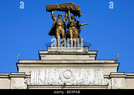 Statua di un lavoratore e Kolkhoz donna sulla parte superiore dell'entrata principale al All-Russian al centro esposizioni di Mosca, Russia Foto Stock