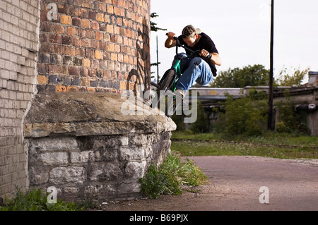 BMX'er fare wallride Foto Stock