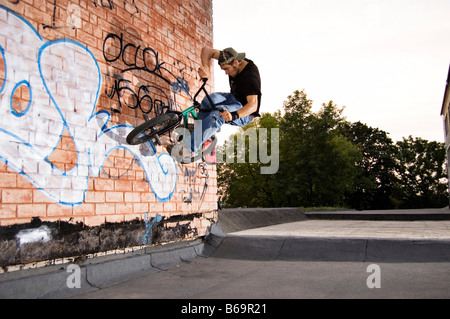 BMX'er fare wallride Foto Stock