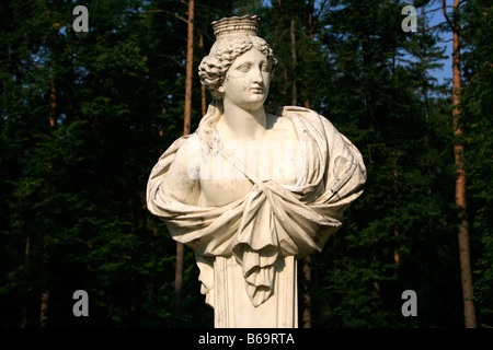 Una statua neoclassica di una donna nei giardini del xviii secolo Archangelskoye tenuta vicino a Mosca, Russia Foto Stock