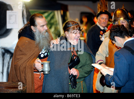 I partecipanti al falò di Lewes celebrazioni godetevi una birra insieme a novembre 2008 Foto Stock