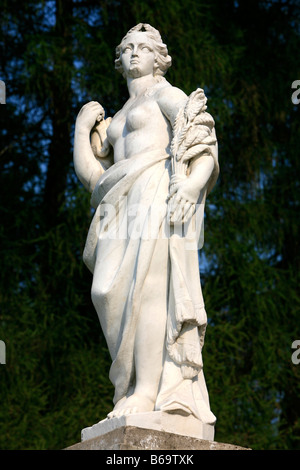 Una statua neoclassica di una donna nei giardini del xviii secolo Archangelskoye tenuta vicino a Mosca, Russia Foto Stock