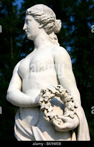 Una statua neoclassica di una donna nei giardini del xviii secolo Archangelskoye tenuta vicino a Mosca, Russia Foto Stock