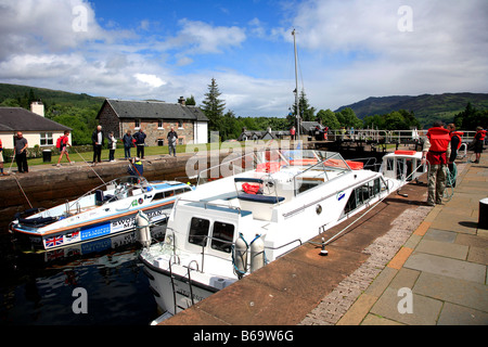 Paesaggio imbarcazioni da diporto in Lockgates Fort Augustus città Loch Ness Highlands della Scozia Gran Bretagna REGNO UNITO Foto Stock