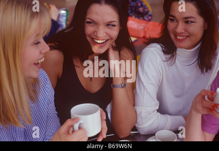 Tre donne che chiacchierano davanti a un caffè Foto Stock
