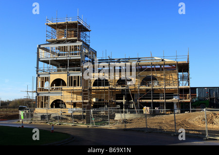 Edificio circondato con un ponteggio in costruzione a Poundbury, Dorset nel 2008 Foto Stock