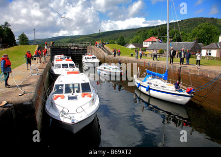 Paesaggio imbarcazioni da diporto in Lockgates Fort Augustus città Loch Ness Highlands della Scozia Gran Bretagna REGNO UNITO Foto Stock