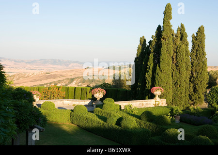 Villa La Foce, Toscana, Italia. Ampio giardino con topiaria da casella ritagliata copertura e vista su tutta la campagna toscana Foto Stock