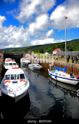 Paesaggio imbarcazioni da diporto in Lockgates Fort Augustus città Loch Ness Highlands della Scozia Gran Bretagna REGNO UNITO Foto Stock