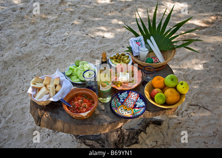 Messico, Tulum, Quintana Roo, varietà di cibo sul tavolo in spiaggia Foto Stock