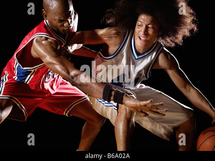 Multi-etnico basket i giocatori in competizione per il basket Foto Stock