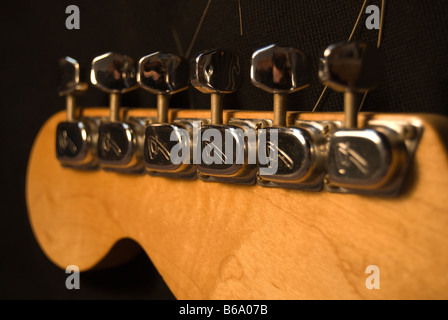 Retro della testa di un 1970 Fender stratocaster guitar mostra parafango teste della macchina Foto Stock