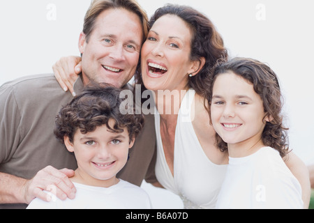 La famiglia felice in posa per ritratto Foto Stock