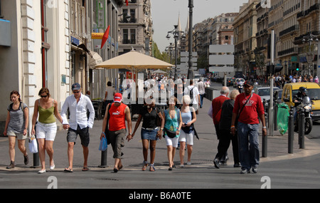 Le persone che attraversano le strada trafficata, centro città, Marsiglia Provence, Francia Foto Stock