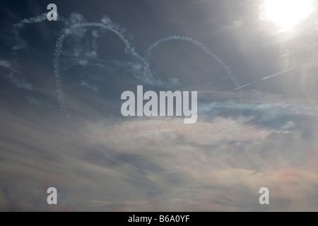 Piani da frecce rosse team disegnare un cuore nel fumo di St Aubins bay presso il Jersey Battle of Britain air show Foto Stock