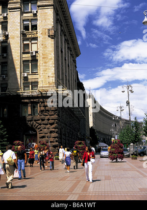 Persone che camminano in Khreschatyk Street nel centro di Kiev, Ucraina Foto Stock