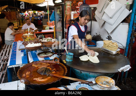 Messico, Tepoztlan, vicino a Cuernavaca, rendendo tortillas sul mercato. Foto Stock