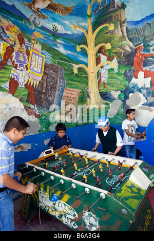 Messico, Tepoztlan, vicino a Cuernavaca, murale vicino al mercato. Ragazzi giocare. Foto Stock
