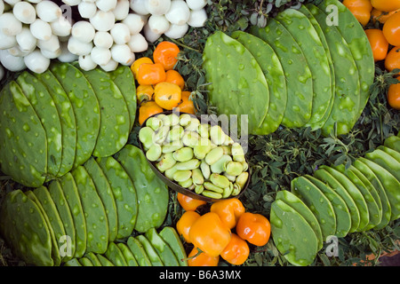 Messico, Tepoztlan, nei pressi di Cuernavaca e mercato. Fagioli, cipolle, il pepers, foglie di cactus (in Mex: Nopal ) Foto Stock