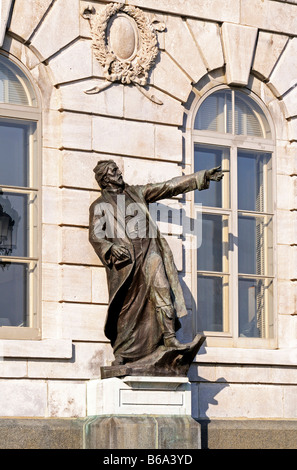 Dettaglio della facciata del l Hôtel du Parlement decorato con la statua in bronzo di Padre Jacques Marquette, Québec, Canada Foto Stock