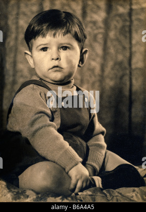 Vecchia fotografia di un bimbo di 2 anni preso nei primi mesi del 1954 Foto Stock