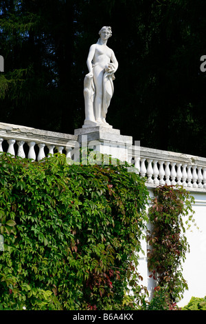 Una statua neoclassica di una donna nei giardini del xviii secolo Archangelskoye tenuta vicino a Mosca, Russia Foto Stock