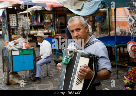 Messico, Tepoztlan, nei pressi di Cuernavaca e mercato. Suonare la fisarmonica Foto Stock