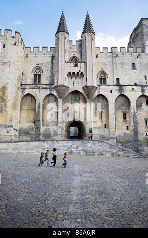 Il XIV secolo Palais de Papes, Place de l'Horloge, Avignone, Provenza, Francia Foto Stock