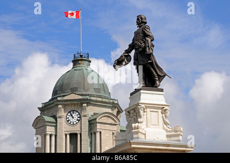 Monumento a Samuel de Champlain, torre del vecchio ufficio postale nella parte posteriore la Place des Armes, Québec, Canada Foto Stock