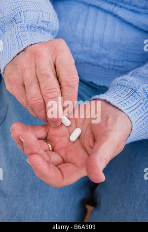 Senior donna azienda farmaco, close-up delle mani Foto Stock