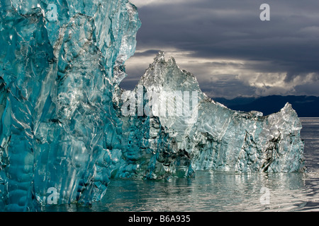 Stati Uniti d'America Alaska Tongass National Forest Tracy braccio terrore di guadi deserto profondo blu iceberg vicino a galleggiante ingresso alla baia di Holkham Foto Stock