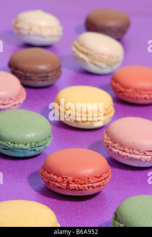 Una selezione di amaretti con vari ripieni (vaniglia, fragola, lampone, limone, cioccolato e pistacchio) Foto Stock