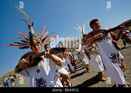 Messico, Teotihuacan, rovine indiane. Equinozio di primavera. Inizio della primavera. 21 marzo. Persone vestite nel tradizionale costume indiano Foto Stock