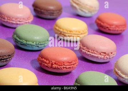 Una selezione di amaretti con vari ripieni (vaniglia, fragola, lampone, limone, cioccolato e pistacchio) Foto Stock