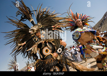 Messico, Teotihuacan, rovine indiane. Equinozio di primavera. Inizio della primavera. 21 marzo. Persone vestite nel tradizionale costume indiano Foto Stock