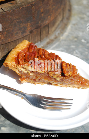 Una fetta di torta alle noci pecan Foto Stock