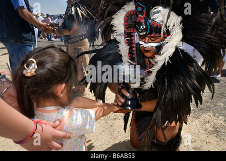 Messico, Teotihuacan, rovine indiane. Equinozio di primavera. Inizio della primavera. 21 marzo. Persone vestite nel tradizionale costume indiano Foto Stock