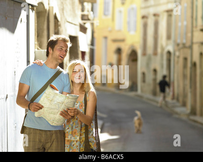 Giovane studiando la mappa in strada Foto Stock