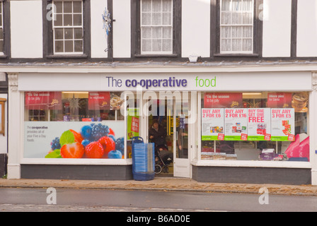 La Cooperativa co-op negozio di alimentari in negozio con il cliente esce in Harleston,Norfolk, Regno Unito Foto Stock