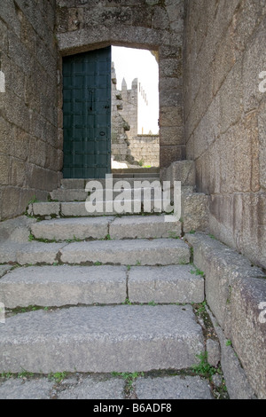 Guimaraes cancello di castello nella città di Guimaraes, Portogallo. Sito del Patrimonio Culturale Mondiale dell'UNESCO. Foto Stock