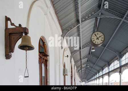 Africa Mozambico Maputo dettagli architettonici di campana e orologio interno all epoca coloniale C F m Stazione Ferroviaria Foto Stock